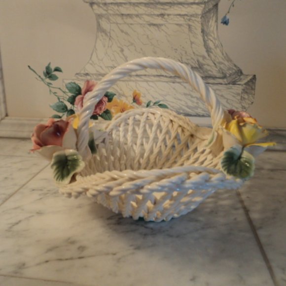 vintage porcelain Capodimonte flower basket ~ Italy~ large size - Picture 3 of 8